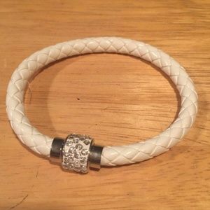 Exquisite White Pendant Bracelet